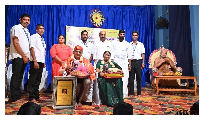 ಮೂಡುಪೆರಂಪಳ್ಳಿ ನವಚೈತನ್ಯ ಯುವಕ ಮಂಡಲದ 40 ನೇ ವಾರ್ಷಿಕೋತ್ಸವ : ಡಾ. ತಲ್ಲೂರು ಅವರಿಗೆ ವಜ್ರ ಚೈತನ್ಯ ಪ್ರಶಸ್ತಿ ಪ್ರದಾನ ಮೂಡುಪೆರಂಪಳ್ಳಿ ನವಚೈತನ್ಯ ಯುವಕ ಮಂಡಲದ 40 ನೇ ವಾರ್ಷಿಕೋತ್ಸವ : ಡಾ. ತಲ್ಲೂರು ಅವರಿಗೆ ವಜ್ರ ಚೈತನ್ಯ ಪ್ರಶಸ್ತಿ ಪ್ರದಾನ